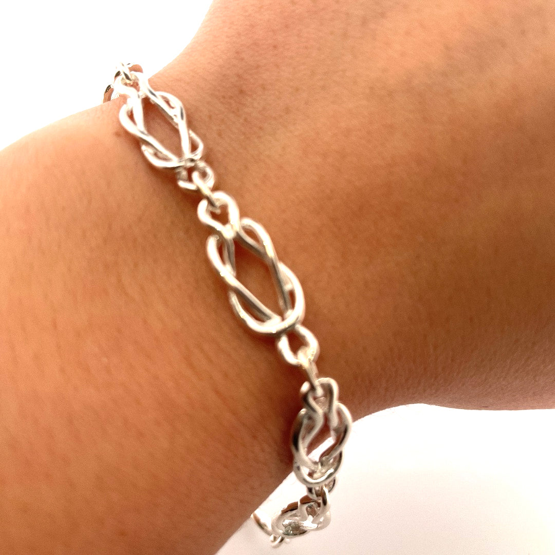 B1153 Silver interlinking loop bracelet
