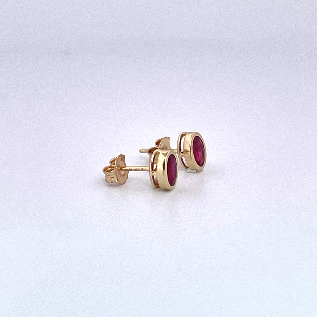 E3883 18ct Oval Ruby rub over set studs