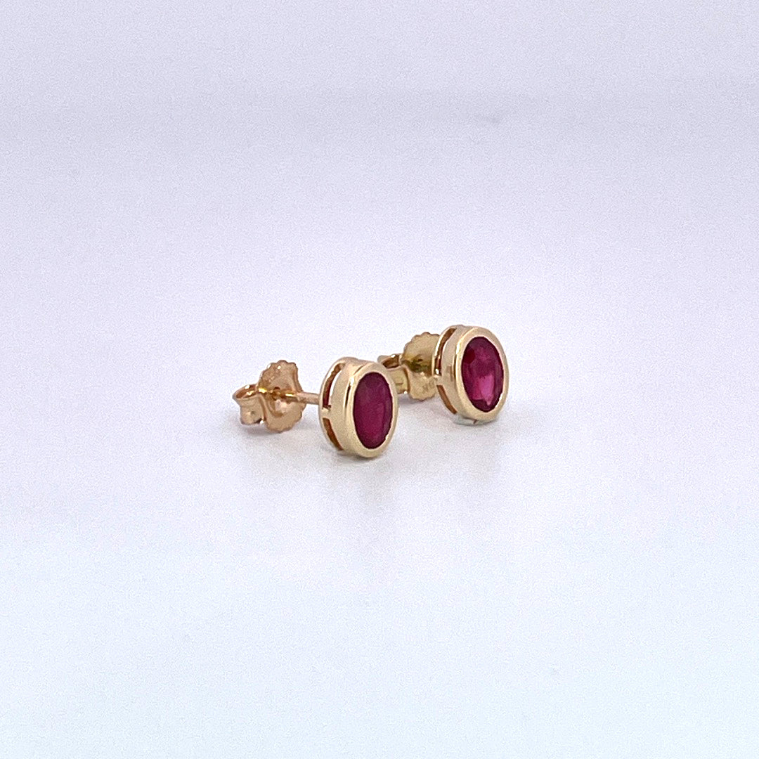 E3883 18ct Oval Ruby rub over set studs