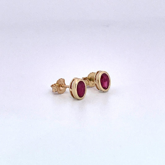 E3883 18ct Oval Ruby rub over set studs
