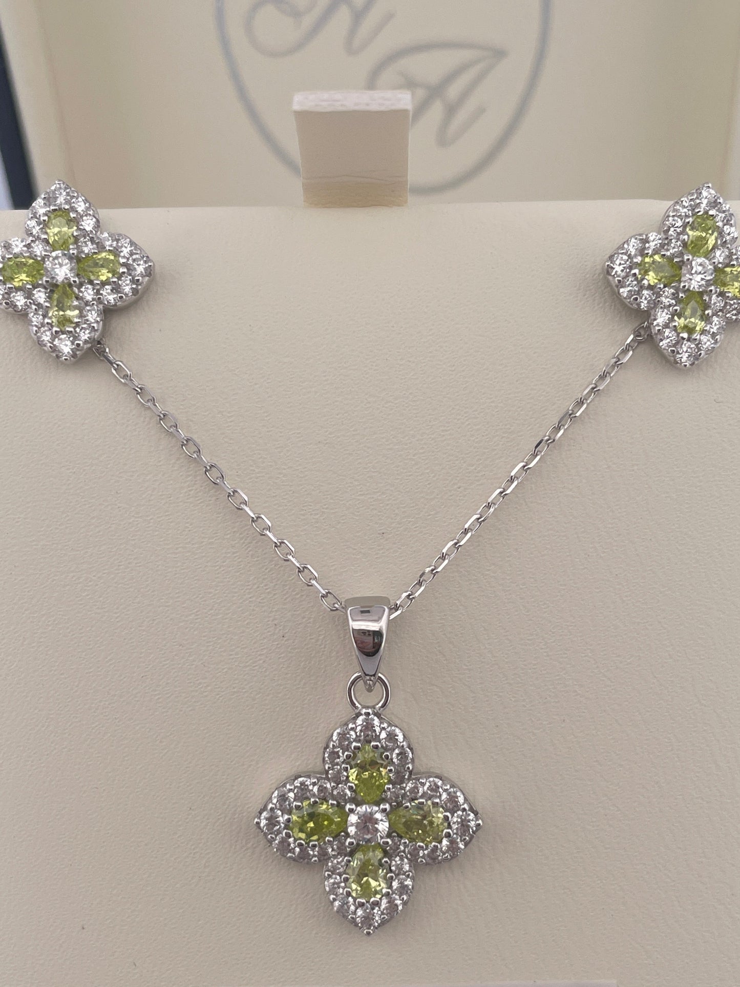 P2805 E4155 Light green clovers