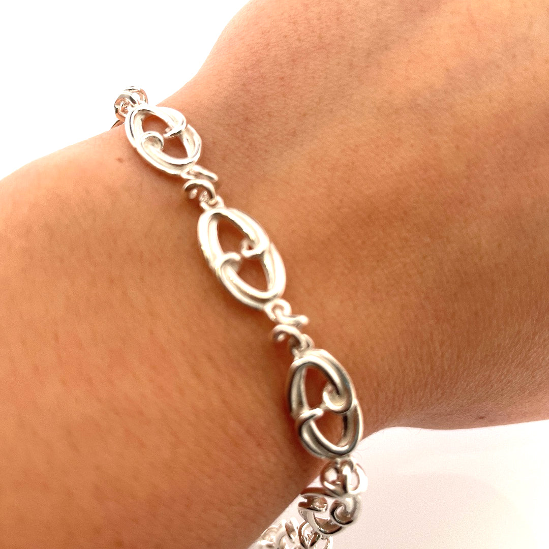 B1154 Silver double over style bracelet