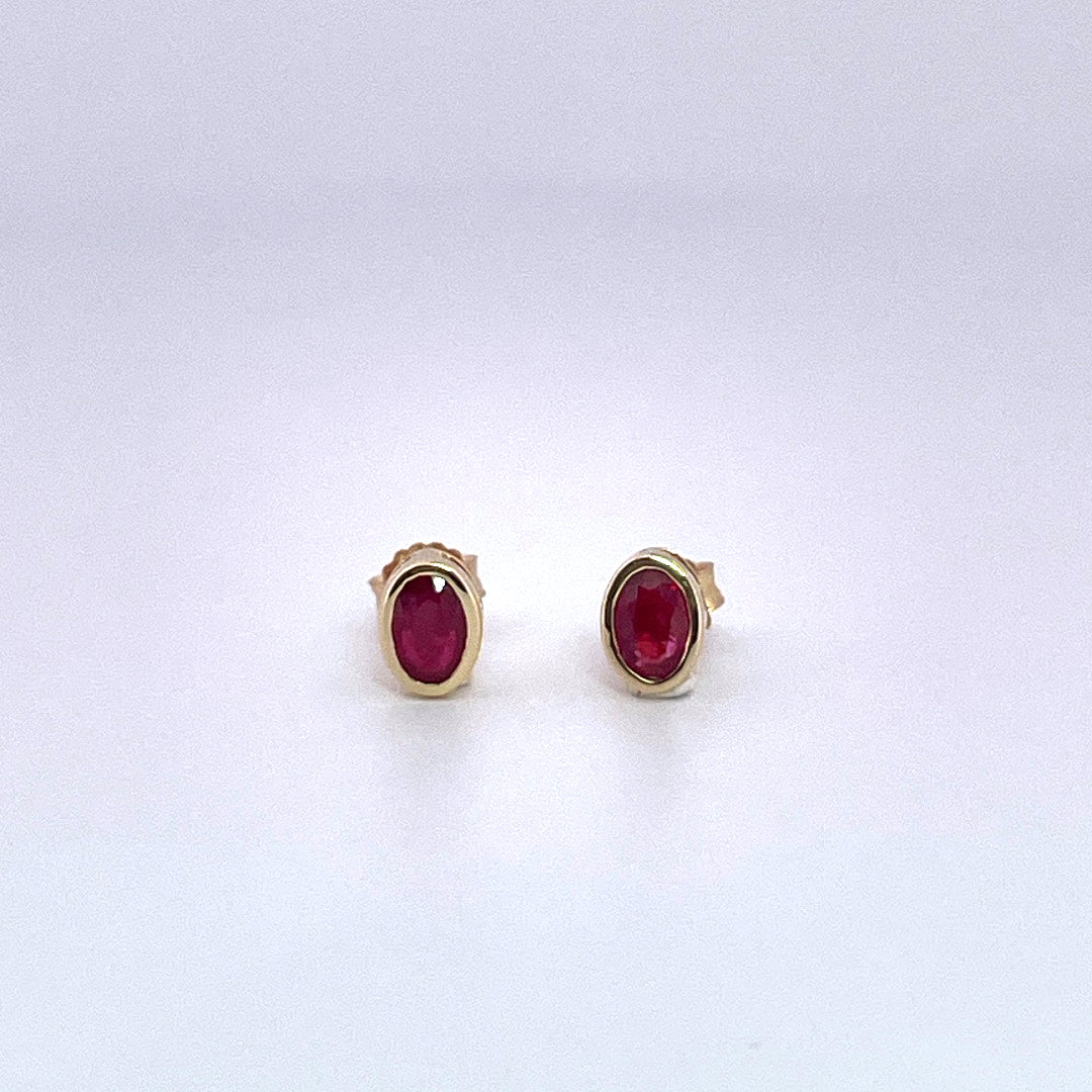 E3883 18ct Oval Ruby rub over set studs