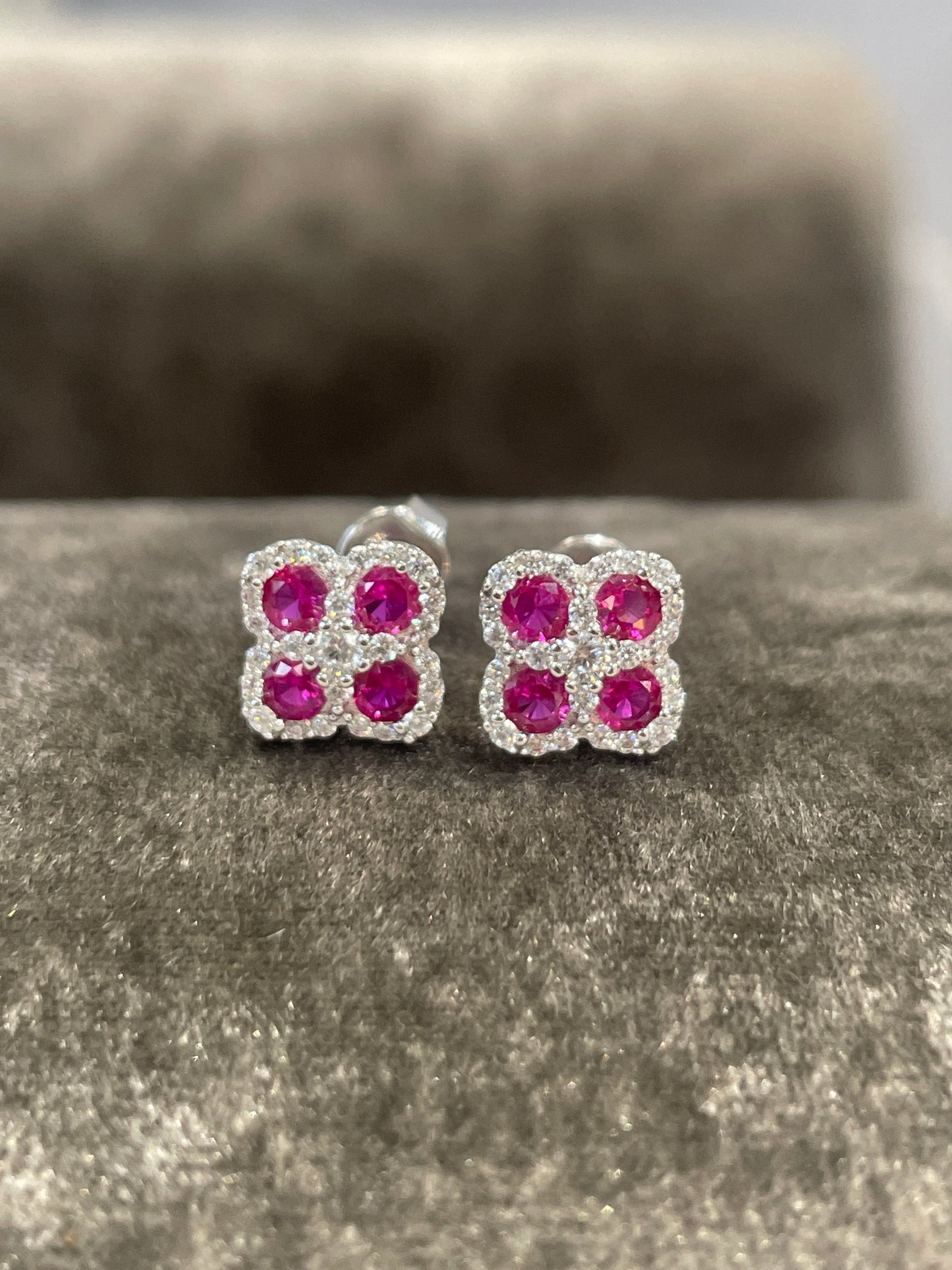 E4183 Silver red c.z clover studs