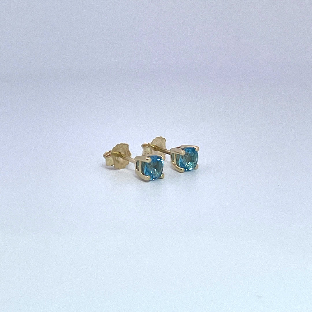 E3877 9ct round blue topaz studs