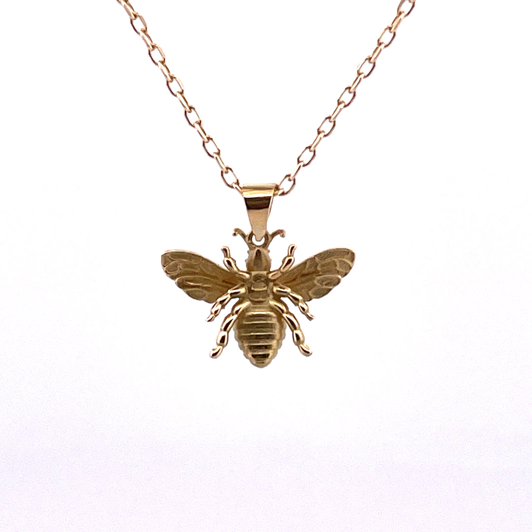 P2683 18ct gold bee pendant