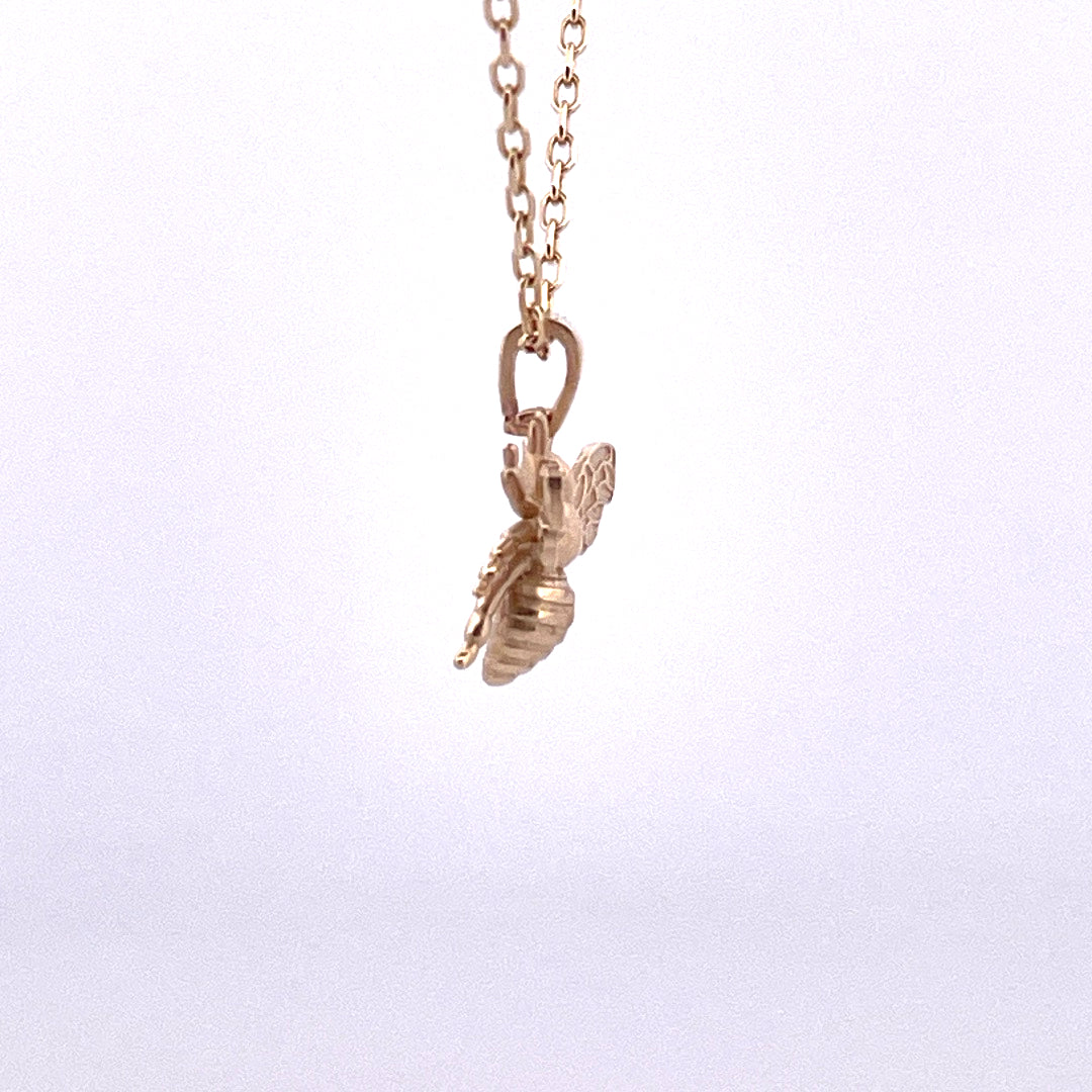 P2681 9ct gold bee pendant