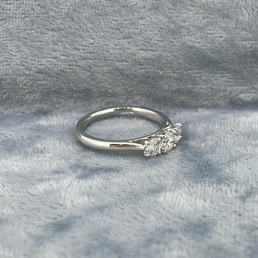 R0755 Plat Diamond Three stone claw set 0.75ct combined AX037