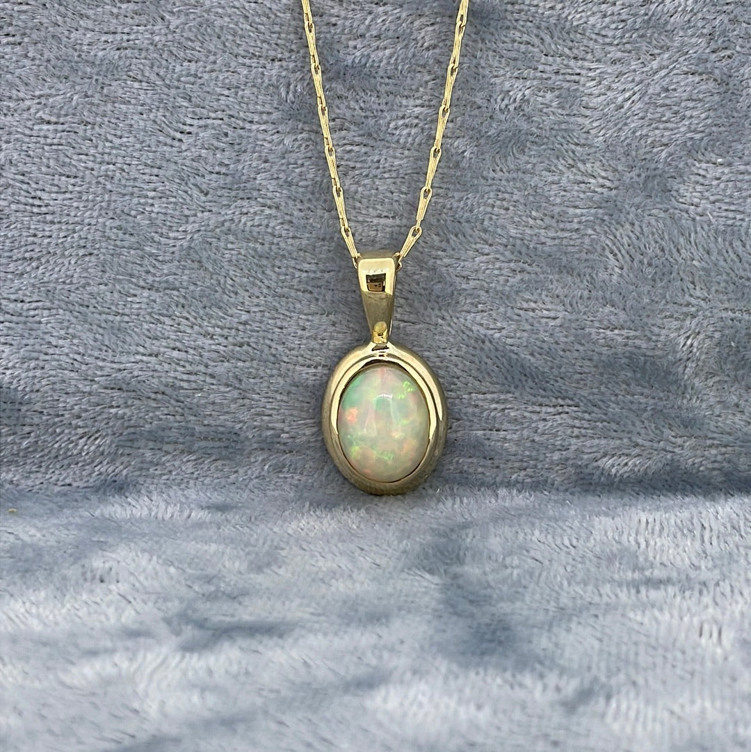 P2512 9ct Opal 2.90ct Rub over set