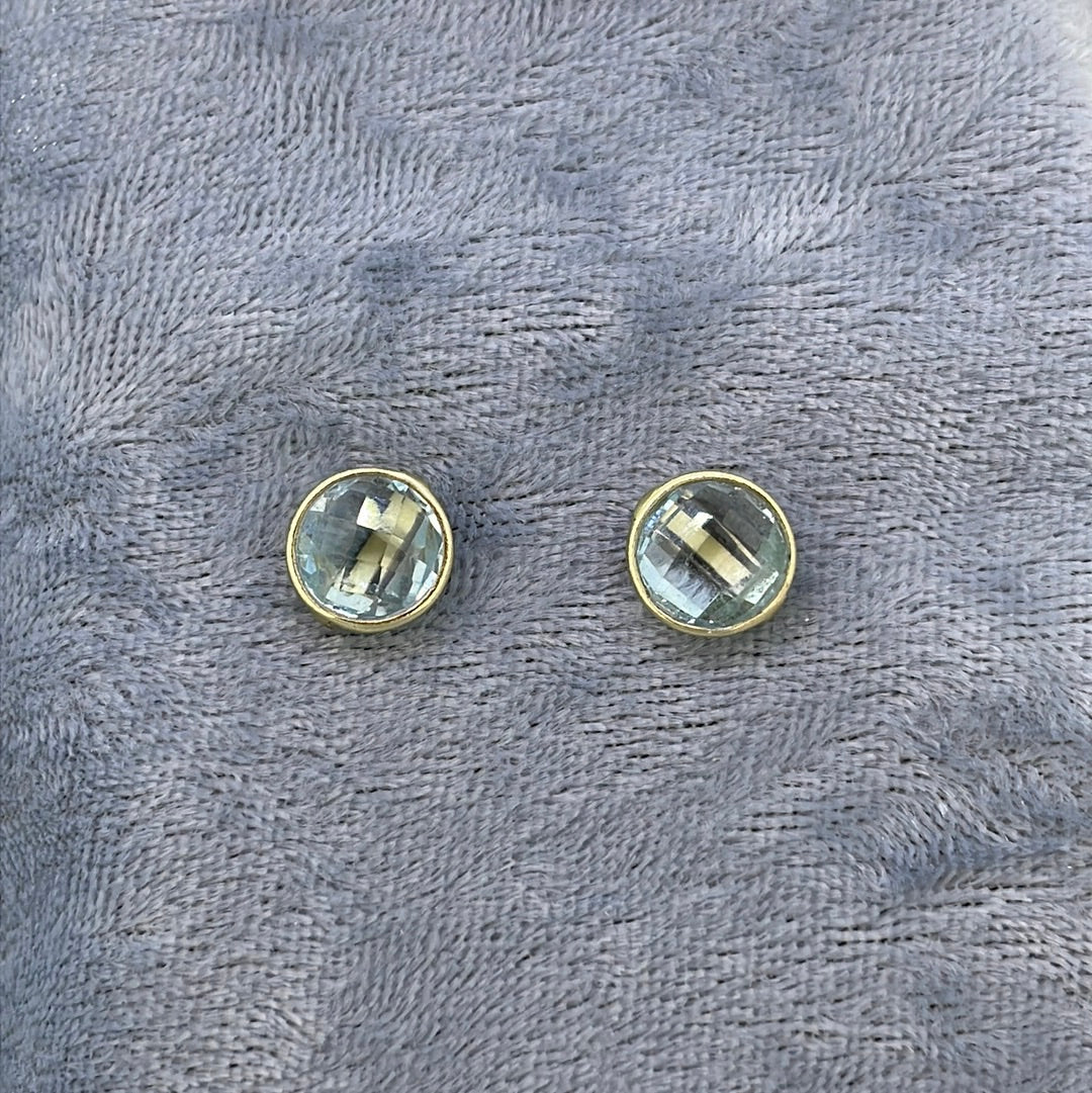 E3489 Gilt Studs Topaz Round rub over faceted ER3120