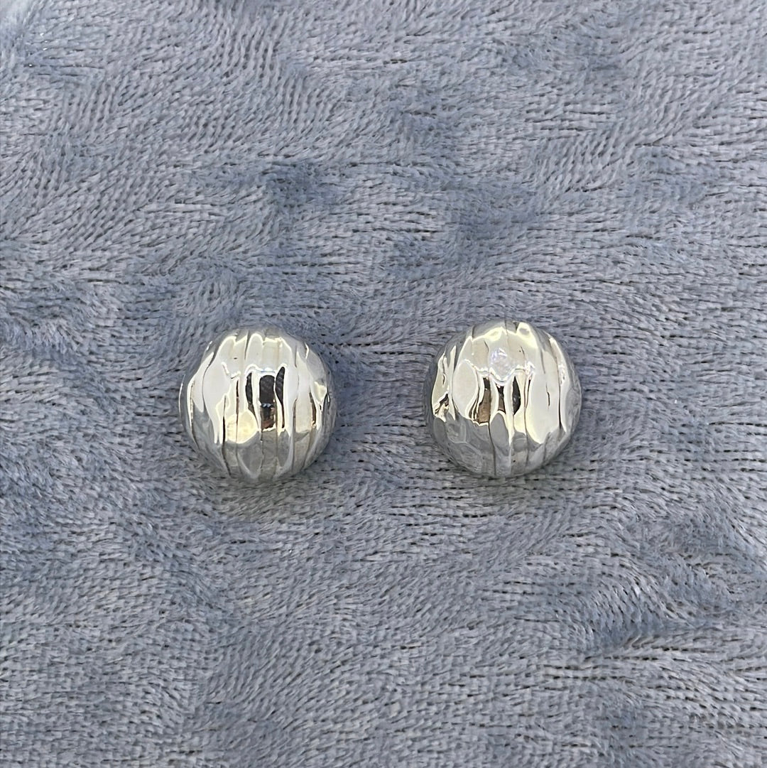 E2418 Sil Studs Textured round domed stud 4422
