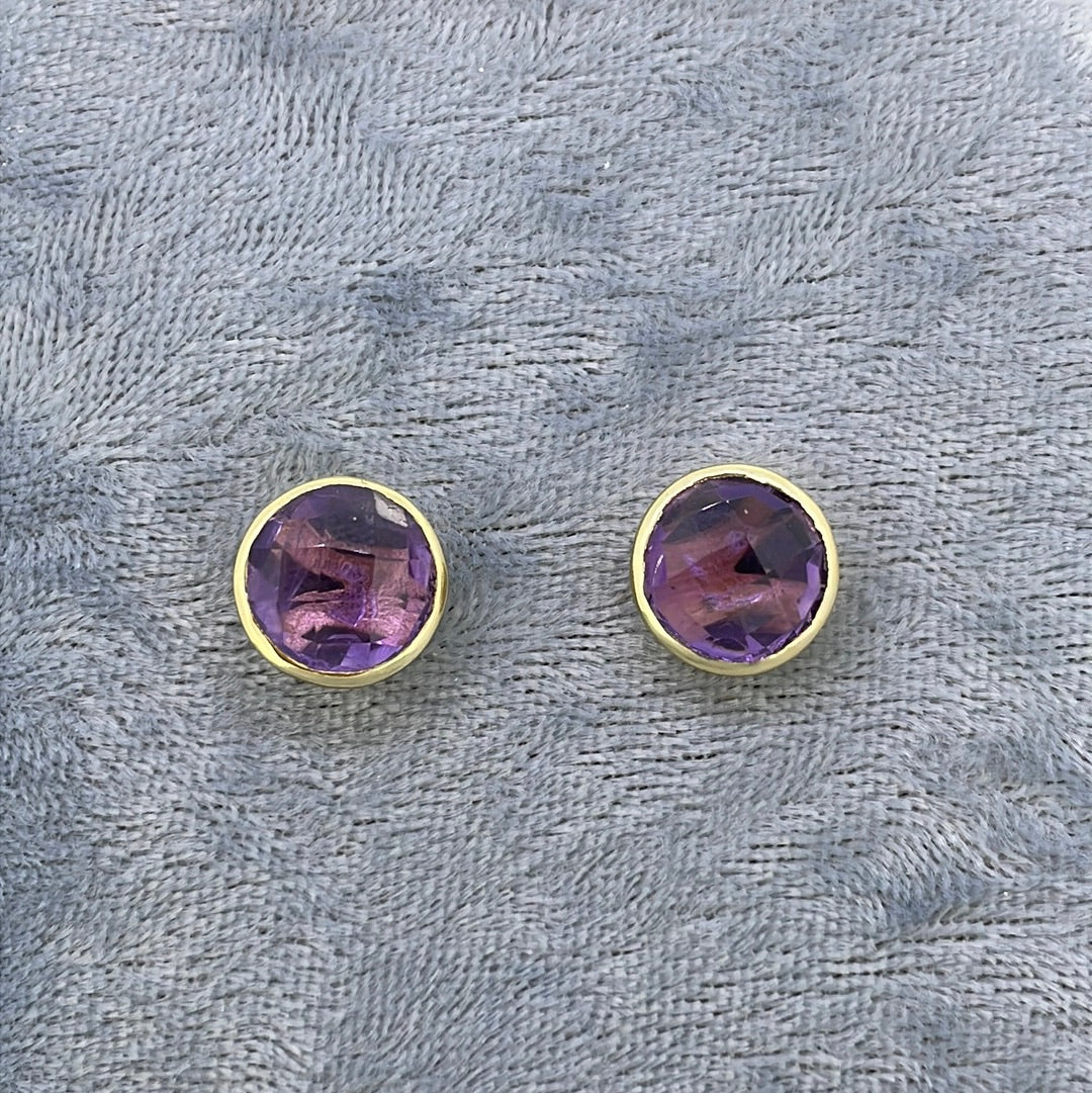 E3492 Gilt Studs Amethy Round rub over faceted ER2285