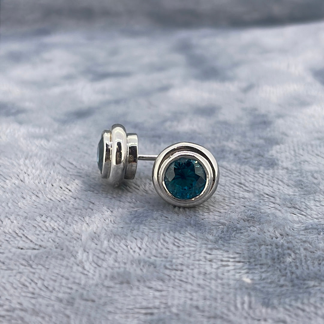 E2991 18ct Studs Blue Zircon 2.90ct Pair of 6mm round in white gold donnuts