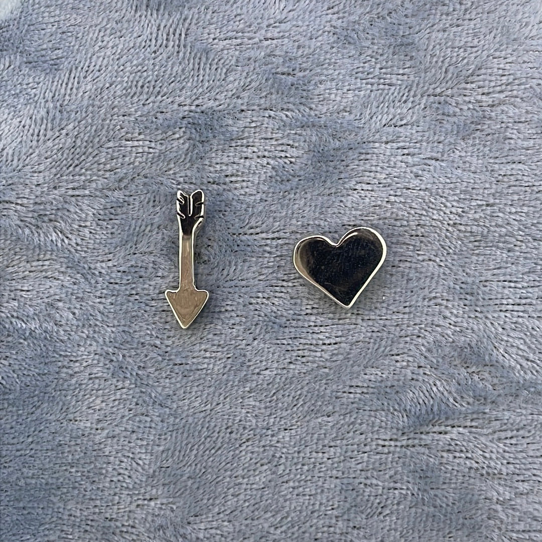 E3498 Sil Studs Heart and arrow CE215