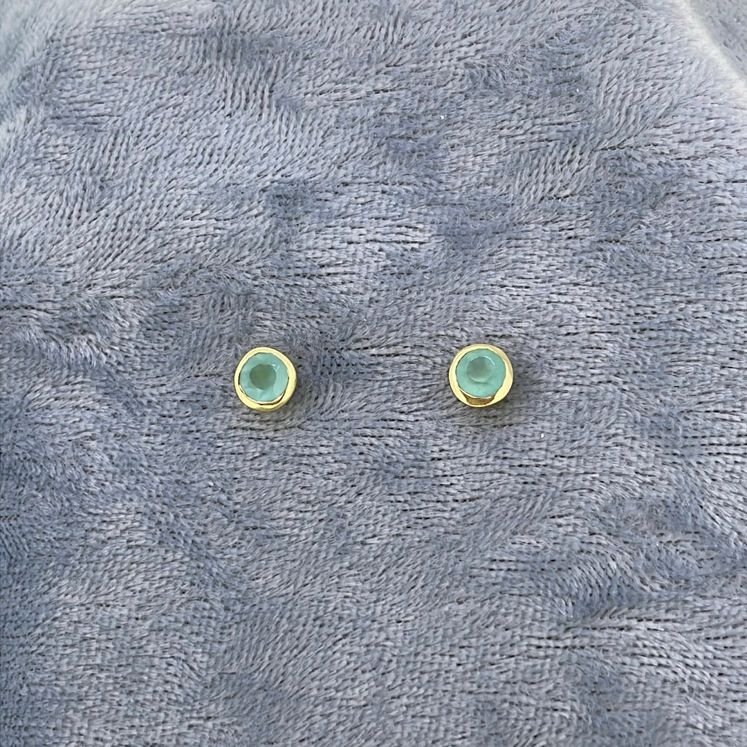 E3686 Gilt Studs Multi 4mm round rub over ER3782