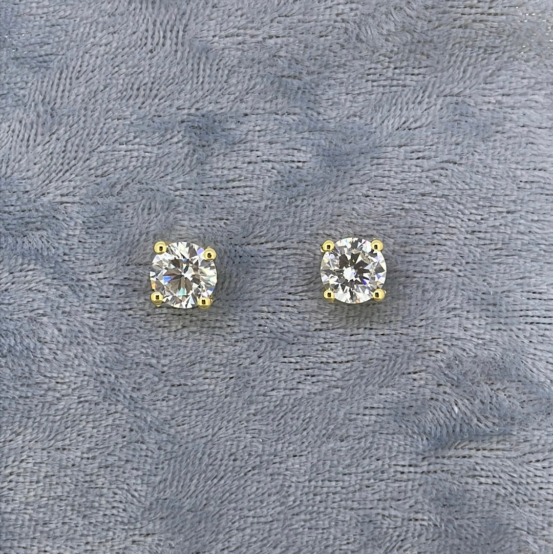 E3711 Gilt Studs C.Z 4 claw 7mm 4863