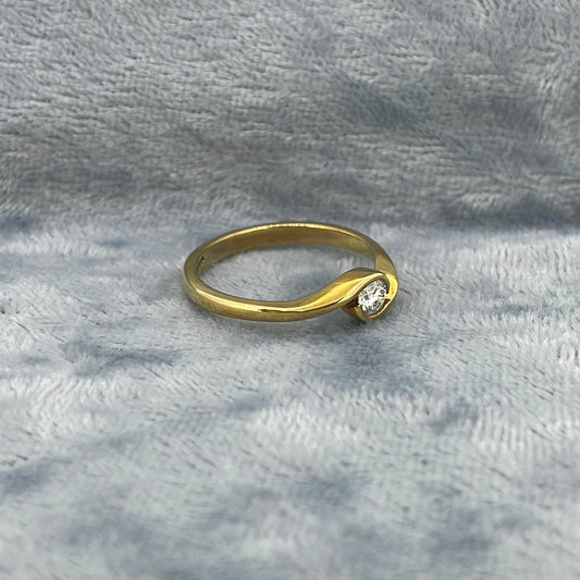 R0511 18ct Diamond Cross over single stone