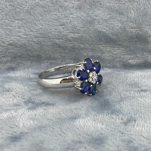 R0359 18ct Sapp & Dia Oval sapp and small dia flower cluster