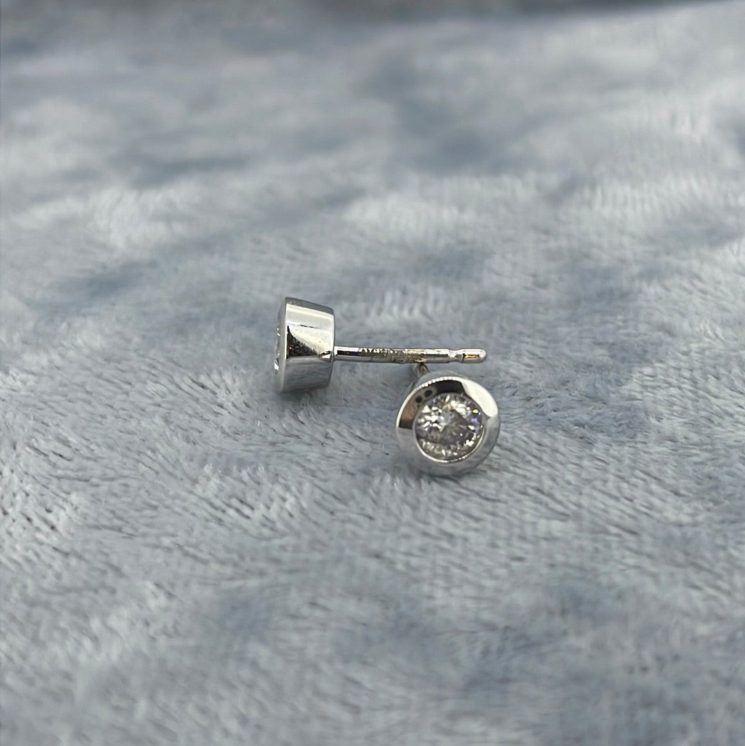 E2827 9ct Studs Diamond 0.30ct rub over E10730
