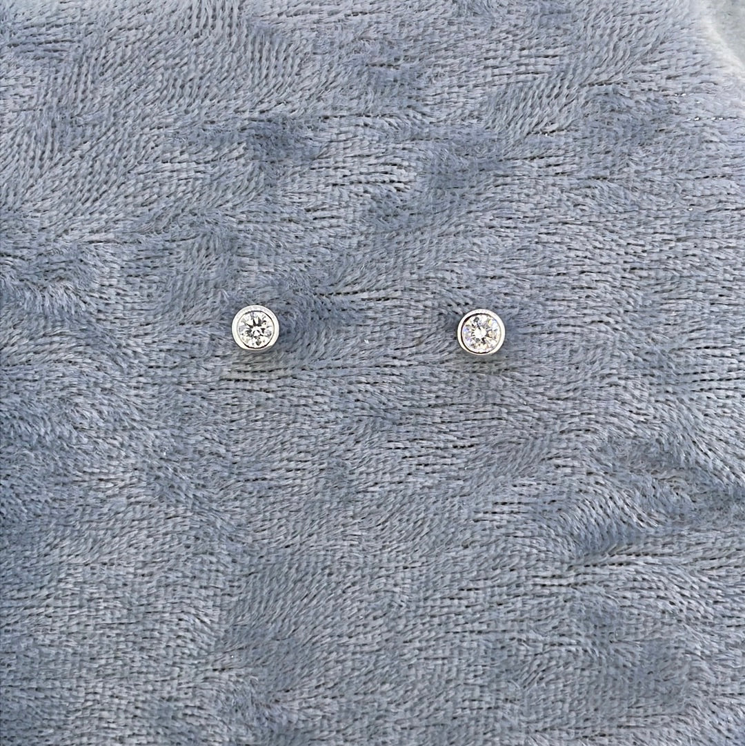 E3674 18ct Studs Diamond White gold rubover H Si2 0.20ct combined EDQ348W