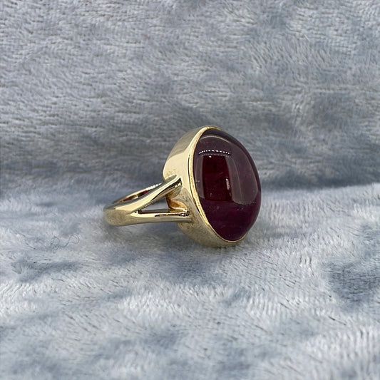 R0730 9ct Tourmaline 13.32ct oval cabachon split shoulders