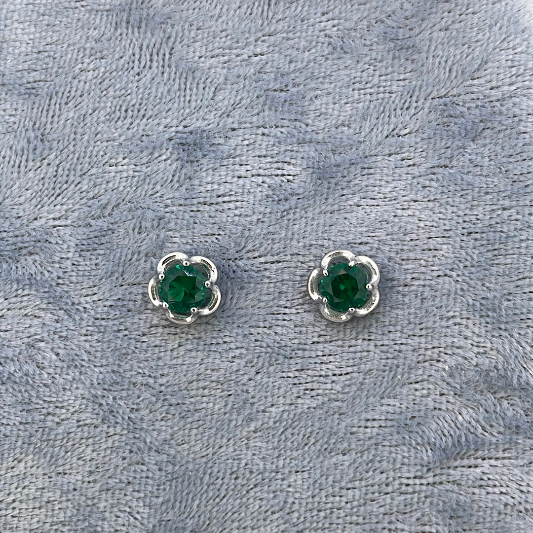 E3752 Sil Studs Green C.Z Round claw set loope edge 5566