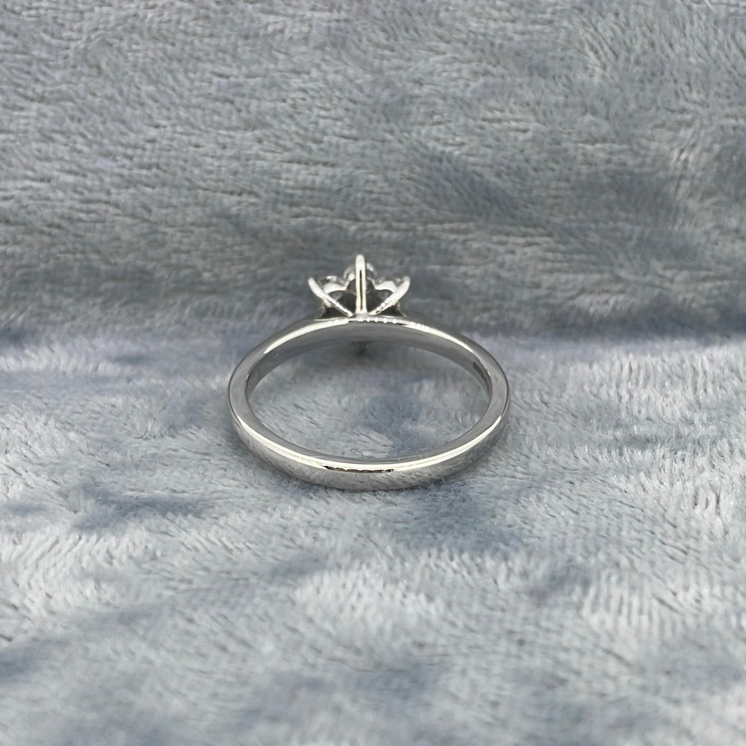 R0657 18ct Diamond Daisy cluster w/g 0.50ct