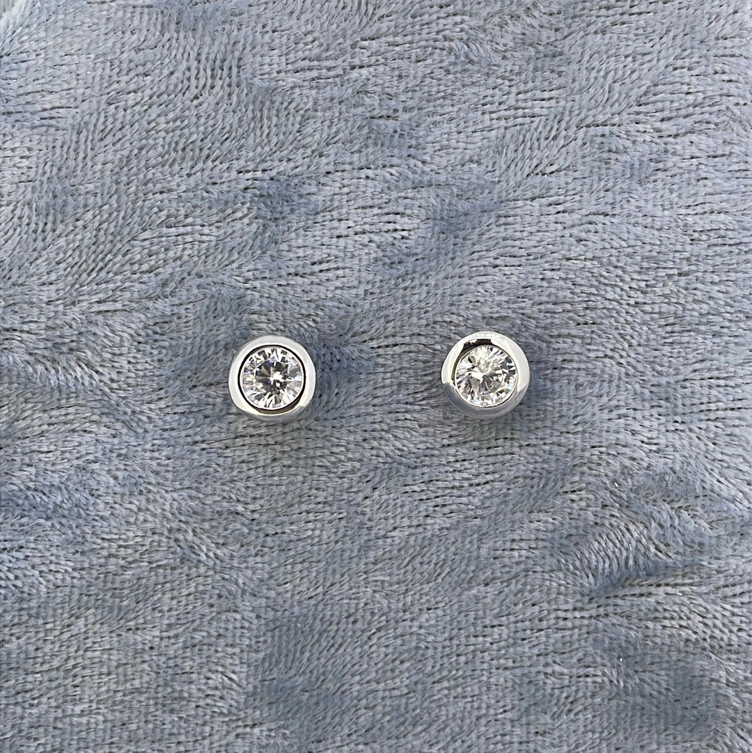 E3651 Sil Studs C.Z 5mm rub over 4783