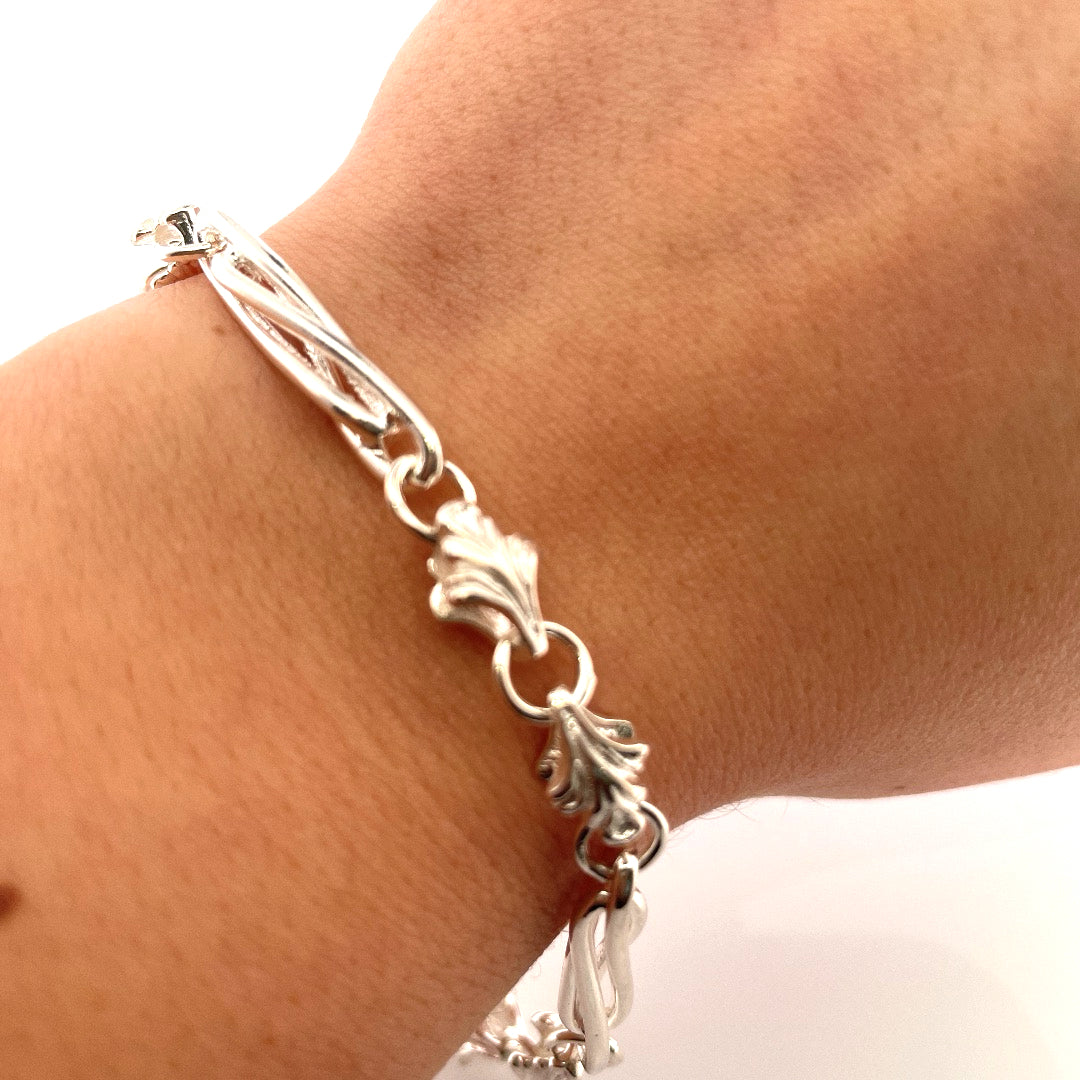 B1163 Silver twisted bar and leaf style link bracelet