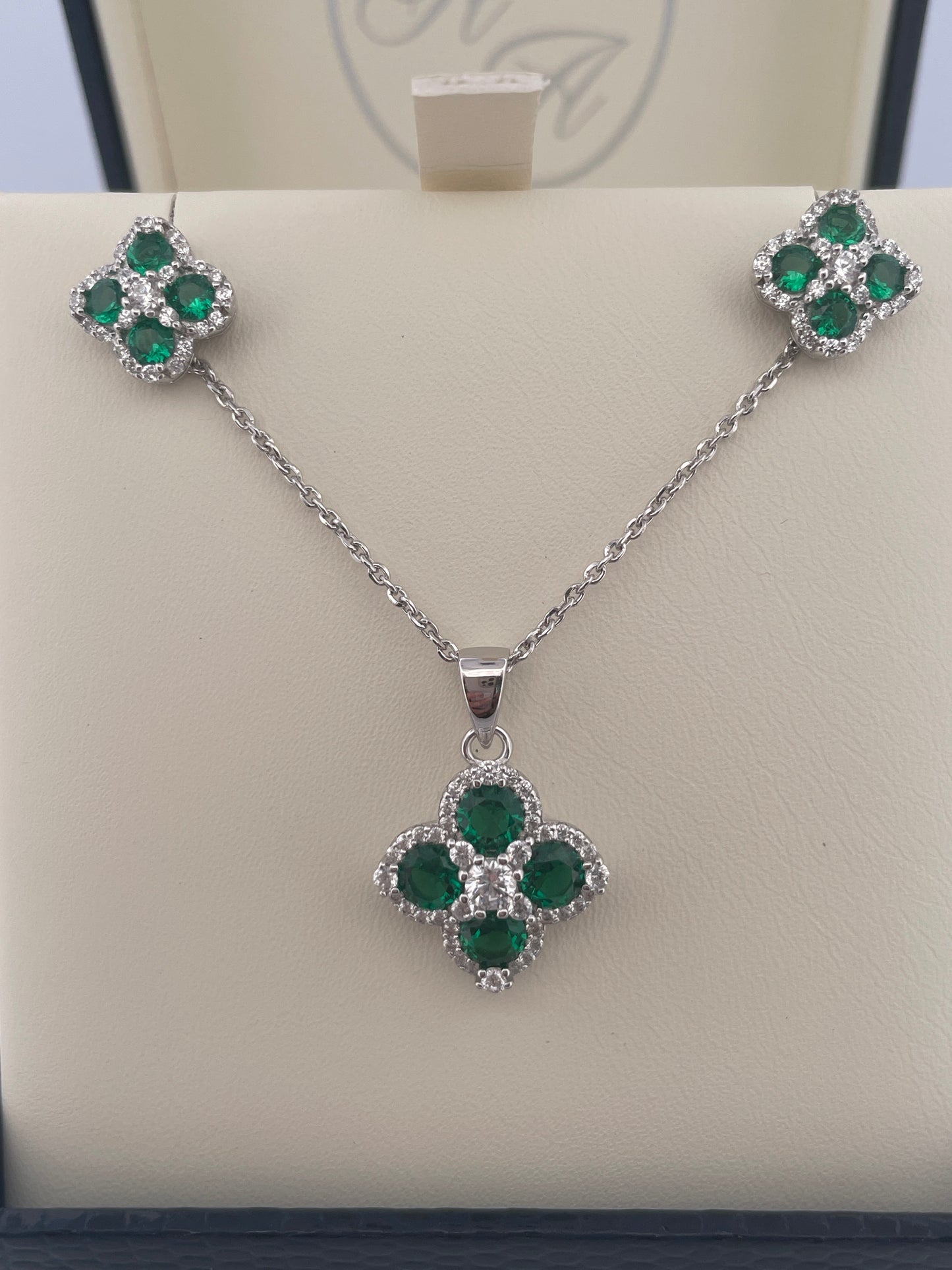 P2799 E4138 Silver green clover