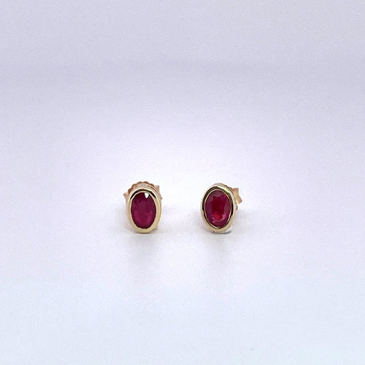 E3883 18ct Oval Ruby rub over set studs