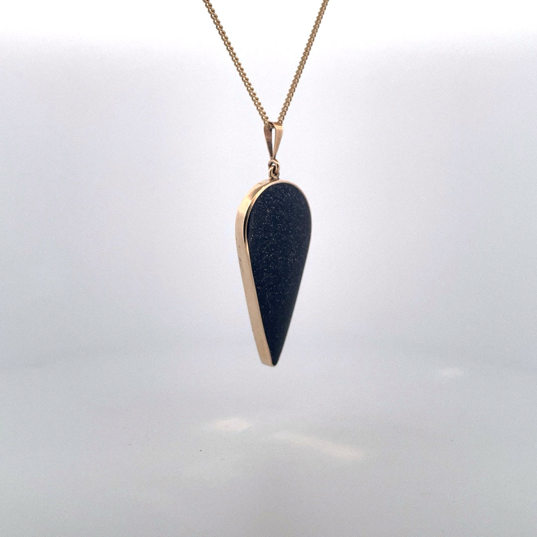 P2593 N1200 9ct blue goldstone and mother of pearl