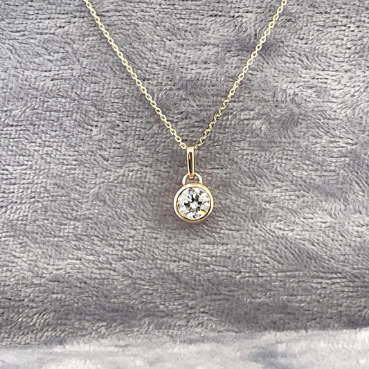 P2818 9ct gold Rubover lab grown diamond pendant