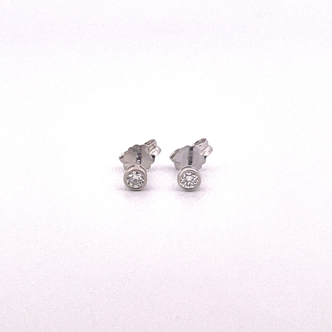 E4232 Silver lab grown Rubover studs