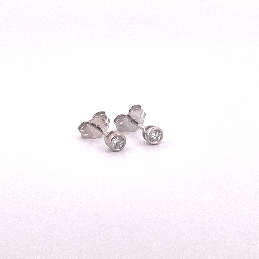 E4232 Silver lab grown Rubover studs