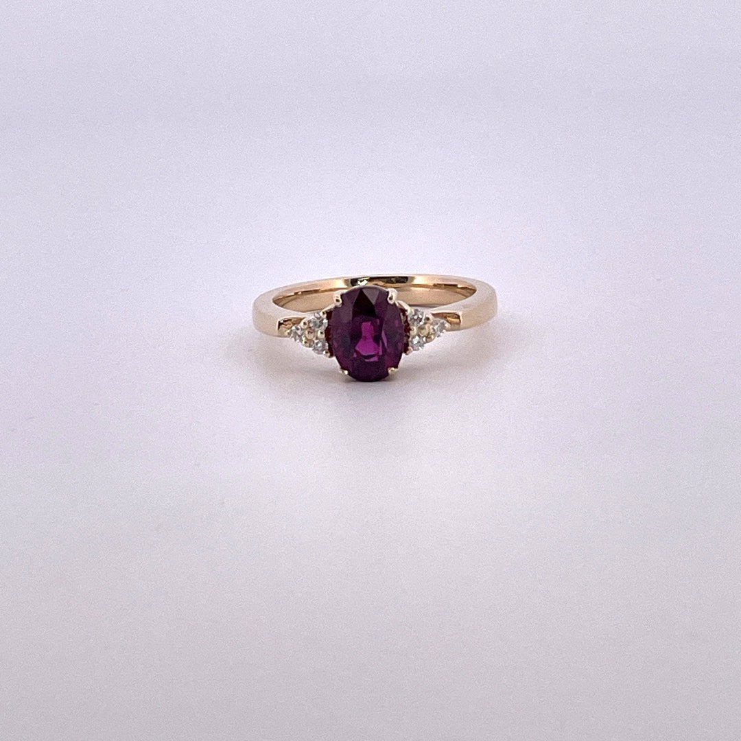 R0837 Almandine Garnet and three Diamonds each side