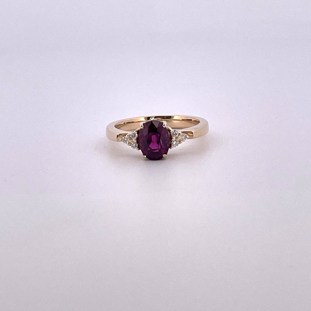 R0837 Almandine Garnet and three Diamonds each side