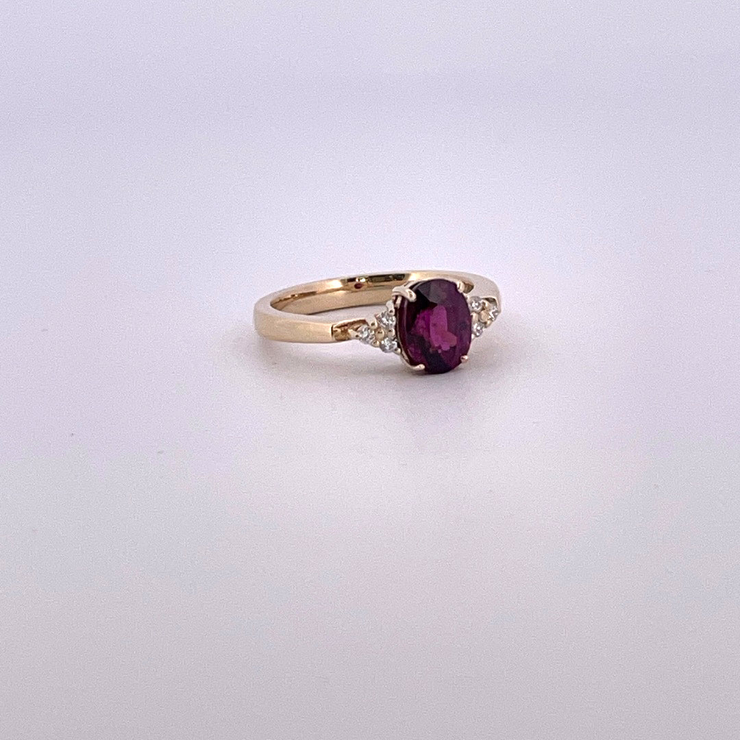 R0837 Almandine Garnet and three Diamonds each side