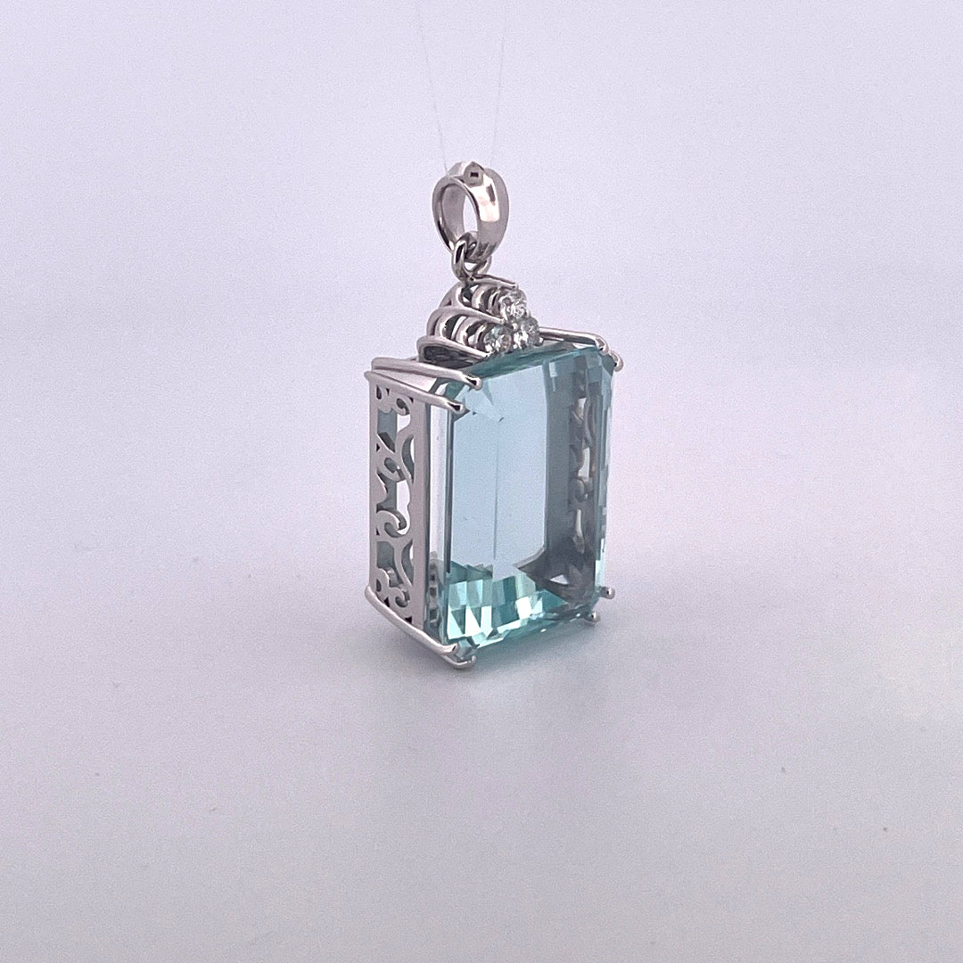 P2650 Aquamarine and Diamond pendant