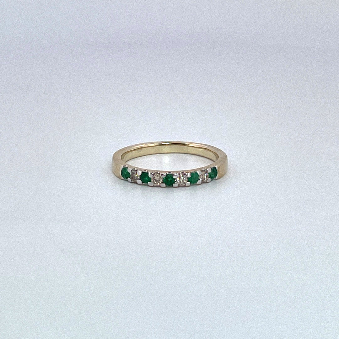 R0841 9ct Emerald and Diamond 9 stone