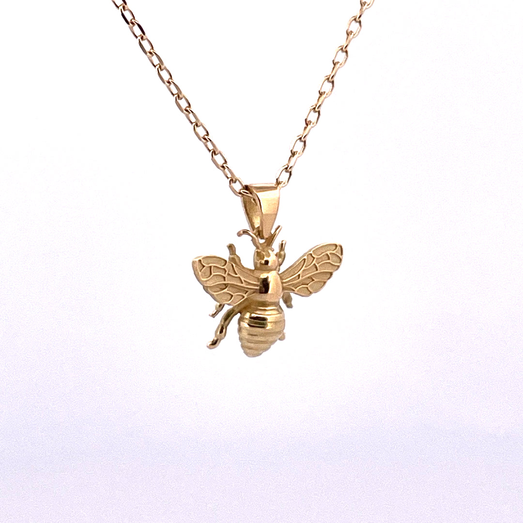 P2683 18ct gold bee pendant