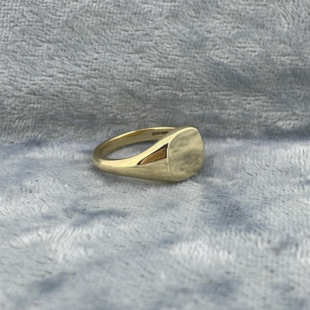 R0667 9ct  Small cushion shaped signet ring S12H