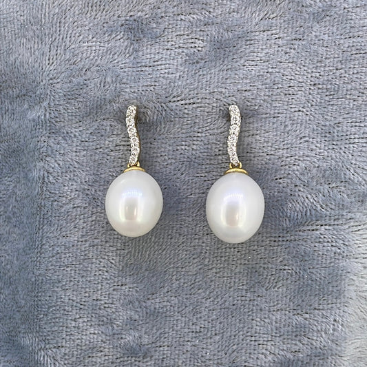 E3331 18ct Drops Dia/pearl 9mm white pearl with dia bar DED310YG