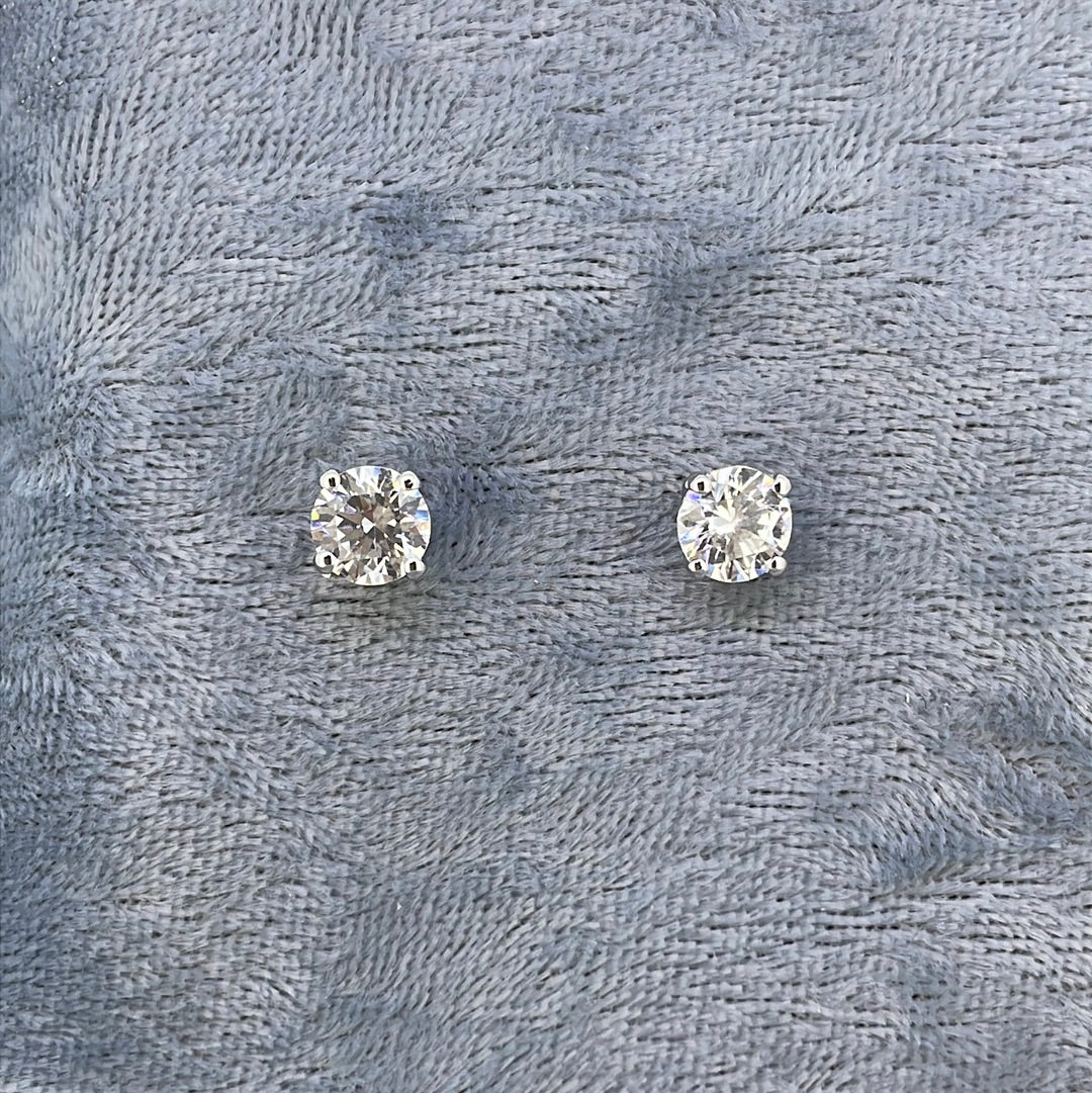 E3647 Sil Studs C.Z 6mm claw set 4863