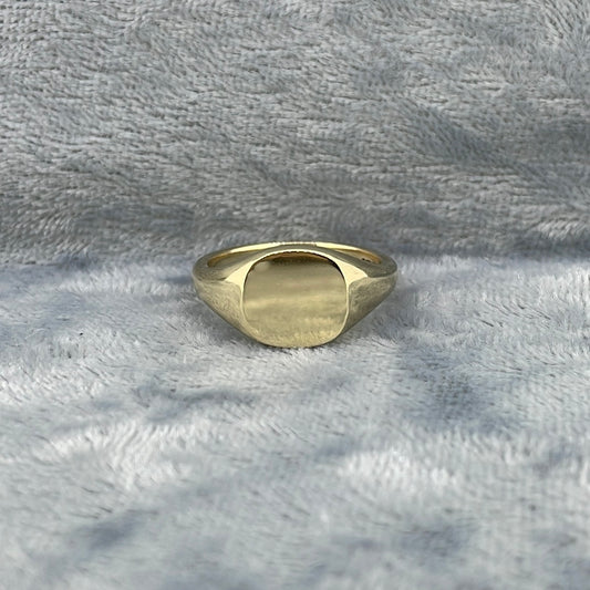R0667 9ct  Small cushion shaped signet ring S12H