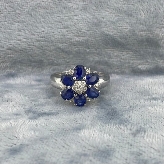 R0359 18ct Sapp & Dia Oval sapp and small dia flower cluster