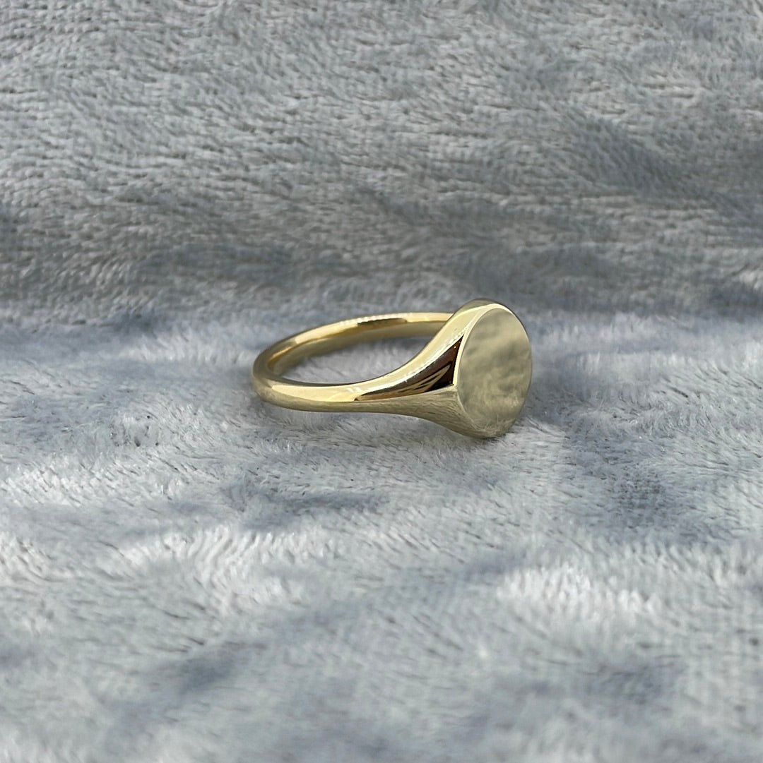 R0699 9ct  9x8mm oval face signet ring S234