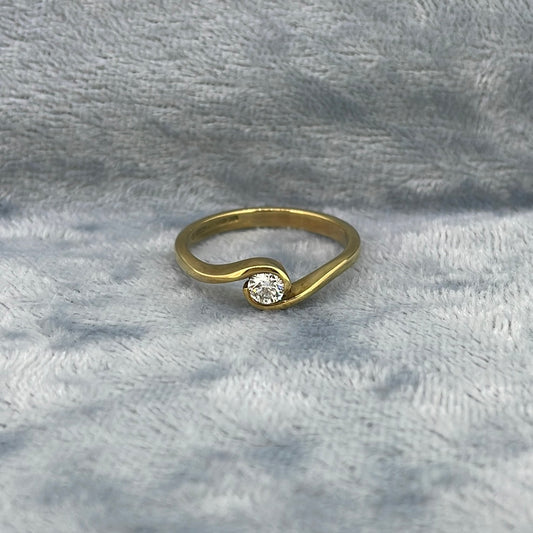 R0511 18ct Diamond Cross over single stone