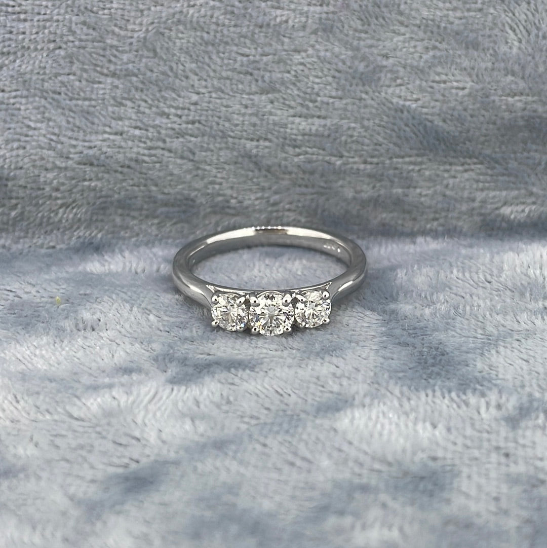 R0755 Plat Diamond Three stone claw set 0.75ct combined AX037